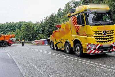 S36: LKW kommt von Fahrbahn ab und landet im Straßengraben - Die Staatsstraße 36 war für mehrere Stunden gesperrt. Foto: Roland Halkasch