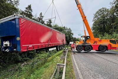 S36: LKW kommt von Fahrbahn ab und landet im Straßengraben - Die Staatsstraße 36 war für mehrere Stunden gesperrt. Foto: Roland Halkasch