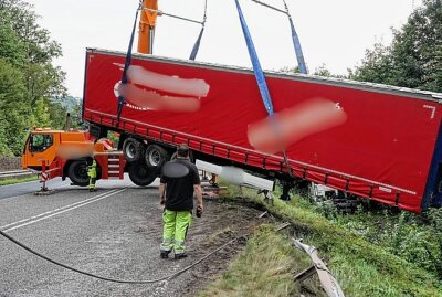 S36: LKW kommt von Fahrbahn ab und landet im Straßengraben - Die Staatsstraße 36 war für mehrere Stunden gesperrt. Foto: Roland Halkasch