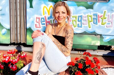 Sabrina (27) aus dem Vogtland hatte schon als 5-Jährige den ganzen Arm voller Abziehbilder - Zum 10. Tattoo-Geburtstag gab es für Sabrina Winter (27) noch ein Foto mit der Geburtstags-Graffiti-Straßenbahn von McDonald's.