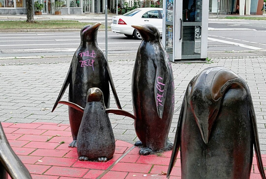 Sachbeschädigung in der Chemnitzer City: Pinguine und Haltestelle mit Farbe beschmiert - Foto: Jan Haertel/ ChemPic