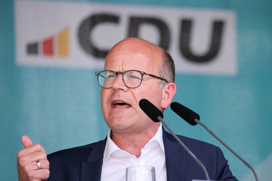 Sachsen beschließt Partnerschaft mit Uganda - Oliver Schenk (CDU), Chef der Staatskanzlei in Sachsen und Kandidat für die Europawahl, spricht bei einer Kundgebung.