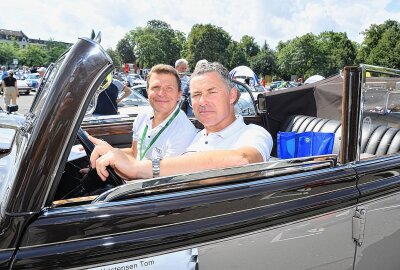 Sachsen Classic 2024 beendet - Der Ex-Rennfahrer Tom Kristensen konnte auch gemächlich . Foto: Thorsten Horn