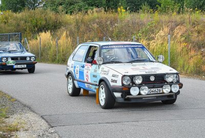 Sachsen Classic 2024 beendet - Ausnahmsweise gemächlich - Julius Tannert im Ex-Werks-Rallye-Boliden VW Golf GTI 16V Safari Gruppe A von 1988. Foto: Thorsten Horn