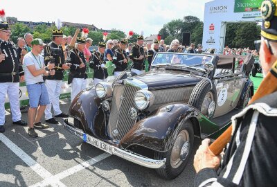 Sachsen Classic 2024: Oldtimer-Rallye startet in Zwickau mit 160 Klassikern - Traditionelle Bergmänner schickten die "Schnauferl" auf die Reise. Foto: Thorsten Horn