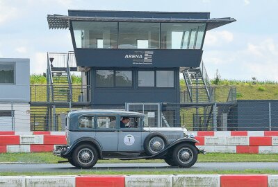 Sachsen Classic 2024: Oldtimer-Rallye startet in Zwickau mit 160 Klassikern - Klassik trifft Moderne - Horch 430 von 1932 in der Arena E. Foto: Thorsten Horn