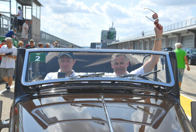 Sachsen Classic 2024: Oldtimer-Rallye startet in Zwickau mit 160 Klassikern - Im Rahmen der Sachsen Classic kehrte Tom Kristensen (re.) zum Sachsenring zurück. Foto: Thorsten Horn