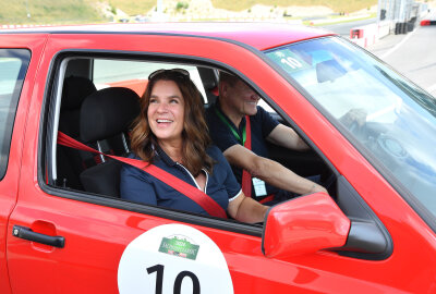 Sachsen Classic 2024: Oldtimer-Rallye startet in Zwickau mit 160 Klassikern - Katarina Witt war überall umlagert. Foto: Thorsten Horn