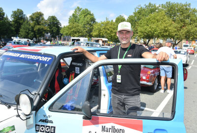 Sachsen Classic 2024: Oldtimer-Rallye startet in Zwickau mit 160 Klassikern - Julius Tannert an seinem geschichtsträchtigen Rallye-Boliden. Foto: Thorsten Horn