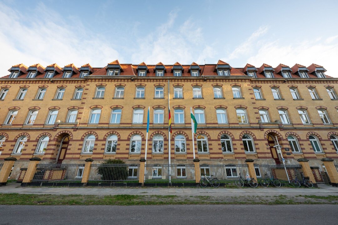 Sachsen gedenkt der Opfer von Gewalt gegen Frauen - Am kommenden Montag soll das Gebäude des sächsischen Gleichstellungsministeriums orange erleuchten. (Archivbild)