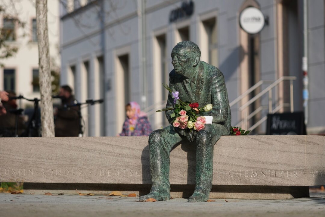 Sachsen gedenkt der Pogromnacht von 1938 - Die Bronzeplastik "Bank für Justin Sonder" wurde von der Rostocker Künstlerin Julia Kausch und dem Chemnitzer Steinmetz Till Apfel geschaffen.