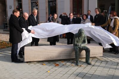 Sachsen gedenkt der Pogromnacht von 1938 - An der Enthüllung der Skulptur nahmen unter anderem Ministerpräsident Michael Kretschmer (CDU) und der frühere Bundespräsident Christian Wulff teil.