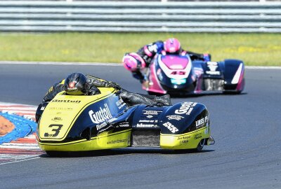 Sachsen-Racer im Pech - Markus Schlosser/Luca Schmidt vor Harry Payne/Kevin Rousseau. Foto: Thorsten Horn