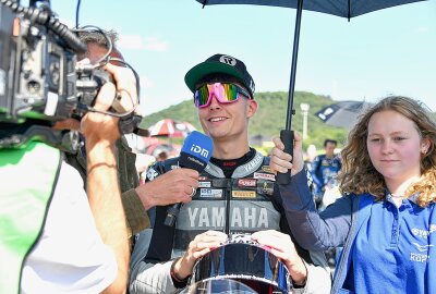 Sachsen-Racer im Pech - Lennox Lehmann kurz vorm Rennstart am IDM-Livestream-Mikrofon. Foto: Thorsten Horn