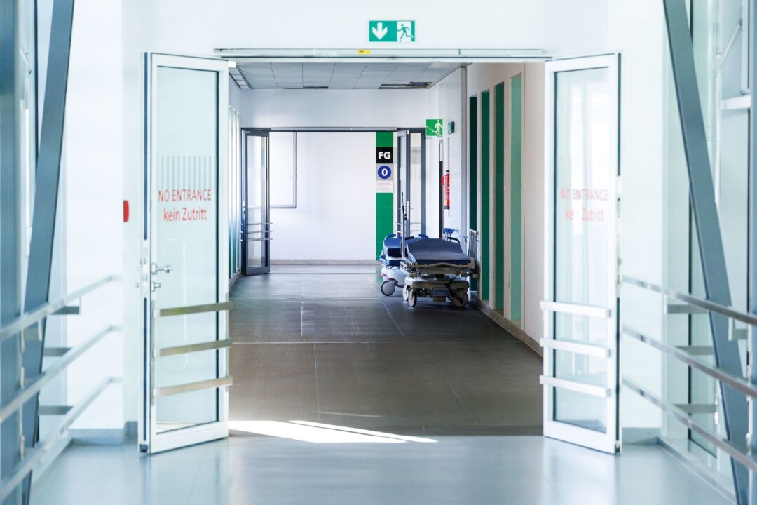 Sachsen unterstützt Krankenhäuser mit 20 Millionen Euro - Krankenbetten stehen in einem Gang in einem Krankenhaus.