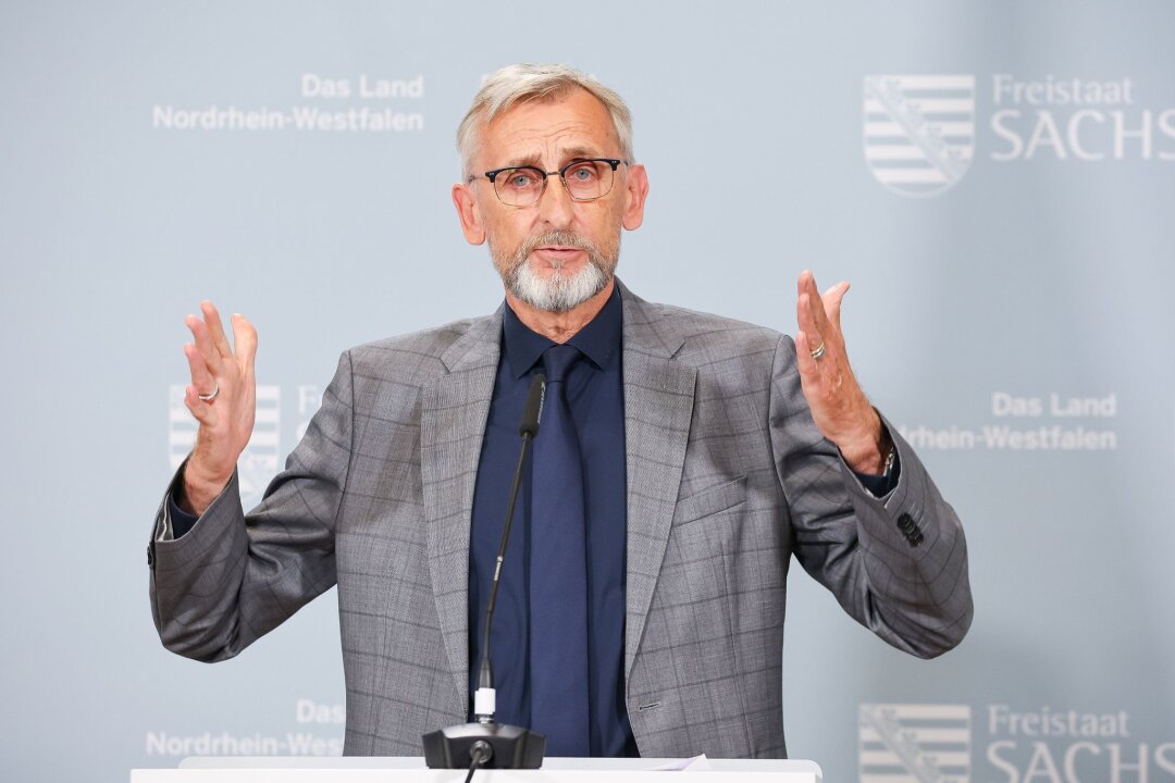 Sachsen will Sportstrategie: Akademische Trainerausbildung - Sachsens Innenminister Armin Schuster (CDU) bei einer Pressekonferenz.