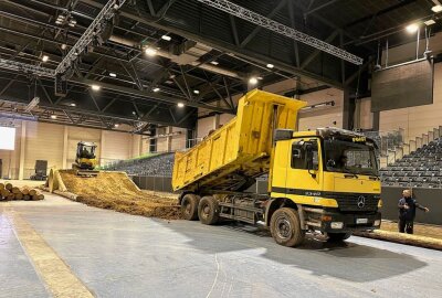 Sachsenarena Riesa wird für SuperEnduro schön gemacht - "Bodendecker à la SuperEnduro". Foto: Thorsten Horn