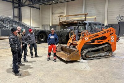 Sachsenarena Riesa wird für SuperEnduro schön gemacht - Lagebesprechung. Foto: Thorsten Horn