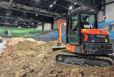 Sachsenarena Riesa wird für SuperEnduro schön gemacht - Fleißiges "Erdmännchen" bei der Arbeit. Foto: Thorsten Horn