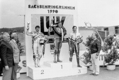 Sachsenring-Fan feiert 70. Geburtstag - Das Rennen der Klasse bis 80 ccm gewann 1990 Peter Junghans (Mitte) vor Reiner Scheidhauer (li.) und Rainer Czech (re.) / Foto: Bernd Wohlgemuth / Archiv Thorsten Horn