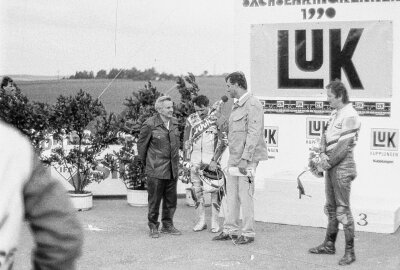 Sachsenring-Fan feiert 70. Geburtstag - Der unvergessene Ex-Sachsenring-Pressechef und -BLICK-Redakteur Wolfgang Wirth 1990 beim Interview von Willi und Reiner Scheidhauer / Foto: Bernd Wohlgemuth / Archiv Thorsten Horn