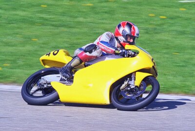 Sachsenring-Fan feiert 70. Geburtstag - 2003 fuhr Reiner Scheidhauer auf dem Sachsenring als 21. inmitten ausschließlich jüngerer Konkurrenten ins Ziel. Foto: Thorsten Horn