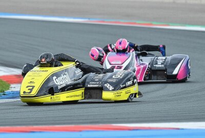 Sächsische Erfolge am zweiten IDM-Tag in Assen - Den heutigen Sidecar-WM-Lauf gewannen Schlosser/Schmidt (# 3) vor Payne/Rousseau. Foto: Thorsten