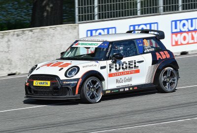 Sächsische Renn-Ladys im DTM-Rahmenprogramm auf dem Sachsenring - ... die # 8 von ... Foto: Thorsten Horn