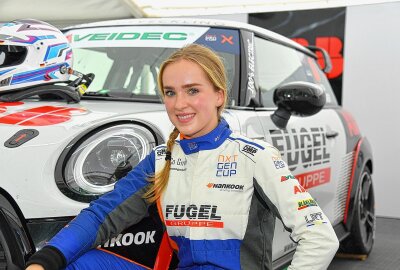 Sächsische Renn-Ladys im DTM-Rahmenprogramm auf dem Sachsenring - ... Chantal Röhner, verheiratet Fugel, achten. Foto: Thorsten Horn