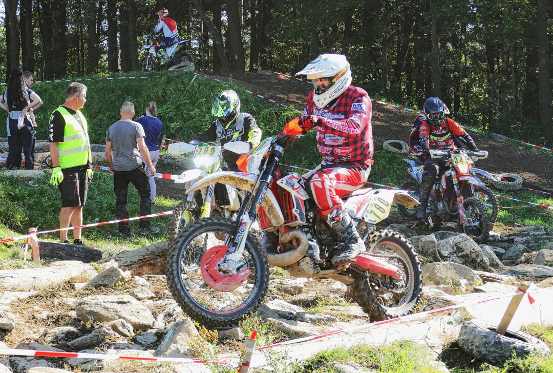 Sächsischer Offroad-Cup: Finale in Amtsberg begeistert reichlich 350 Fahrer - Zum Rundkurs gehörte auch die Vereinsstrecke des MC Amtsberg inklusive des dortigen Steinfelds. Foto: Andreas Bauer