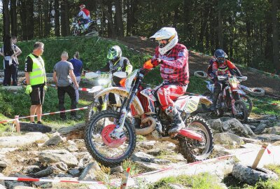 Sächsischer Offroad-Cup: Finale in Amtsberg begeistert reichlich 350 Fahrer - Zum Rundkurs gehörte auch die Vereinsstrecke des MC Amtsberg inklusive des dortigen Steinfelds. Foto: Andreas Bauer