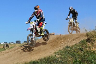 Sächsischer Offroad-Cup: Finale in Amtsberg begeistert reichlich 350 Fahrer - Auch Sprunghügel hatte die Vereinsstrecke zu bieten. Foto: Andreas Bauer