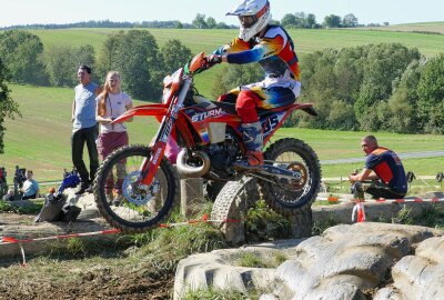 Sächsischer Offroad-Cup: Finale in Amtsberg begeistert reichlich 350 Fahrer - Genau wie Reifenhindernisse, die für teils spektakuläre Aktionen sorgen. Foto: Andreas Bauer