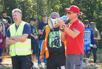 Sächsischer Offroad-Cup: Finale in Amtsberg begeistert reichlich 350 Fahrer - SOC-Chef Daniel Greßler erläutert noch einmal kurz die Regeln. Foto: Andreas Bauer