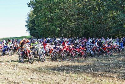 Sächsischer Offroad-Cup: Finale in Amtsberg begeistert reichlich 350 Fahrer - Dazu gehört, vor dem Start die Hände auf den Helm zu legen. Foto: Andreas Bauer