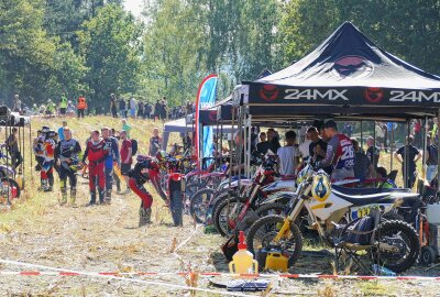 Sächsischer Offroad-Cup: Finale in Amtsberg begeistert reichlich 350 Fahrer - Fürs Tanken und so manche Reparatur war alles vorbereitet. Foto: Andreas Bauer