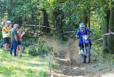 Sächsischer Offroad-Cup: Finale in Amtsberg begeistert reichlich 350 Fahrer - Zum Großteil führte die 12-Kilometer-Runde Fahrer wie Jeremy Sydow durch den Wald. Foto: Andreas Bauer