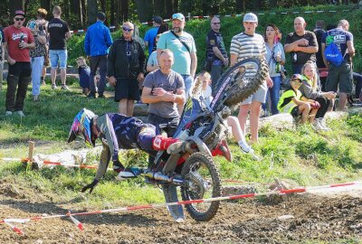 Sächsischer Offroad-Cup: Finale in Amtsberg begeistert reichlich 350 Fahrer - Stürze gehören beim Sächsischen Offroad-Cup dazu. Foto: Andreas Bauer