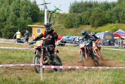 Sächsischer Offroadcup: Spannende Rennen und Erfolge in Venusberg - Los ging die Runde auf einem Feldabschnitt vor dem Steinbruch. Foto: Andreas Bauer