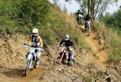 Sächsischer Offroadcup: Spannende Rennen und Erfolge in Venusberg - Über eine Kuppe ging es hinein in den Steinbruch. Foto: Andreas Bauer