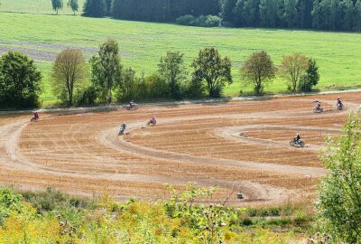 Sächsischer Offroadcup: Spannende Rennen und Erfolge in Venusberg - Hier ein weiterer Feld- und Wiesenabschnitt. Foto: Andreas Bauer