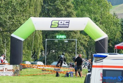 Sächsischer Offroadcup: Spannende Rennen und Erfolge in Venusberg - Im Zielbogen wurde nach jeder Runde die Zeit gemessen. Foto: Andreas Bauer