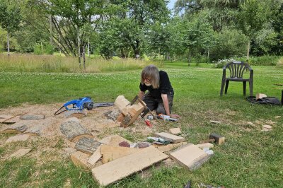 Sägenscharfe Kunst: Holzbildhauer formen Skulpturen im Chemnitztal - Vom 17. bis zum 29. Juni sind sieben Holzbildhauer am Auerswalder Mühlenkeller im Chemnitztal aktiv, um mit ihren Motor- und elektrischen Kettensägen neue Kunstwerke zu erschaffen.