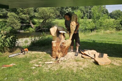 Sägenscharfe Kunst: Holzbildhauer formen Skulpturen im Chemnitztal - Besucher haben die Gelegenheit, hautnah dabei zu sein, wenn beeindruckende Skulpturen entstehen.