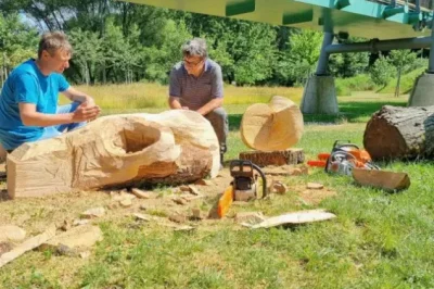 Sägenscharfe Kunst: Holzbildhauer formen Skulpturen im Chemnitztal - Marcel Kabisch (l.) und Helge Meerheim (r.) fertigen ihre Kunstwerke beim 5. Holzbildhauerpleinair. 