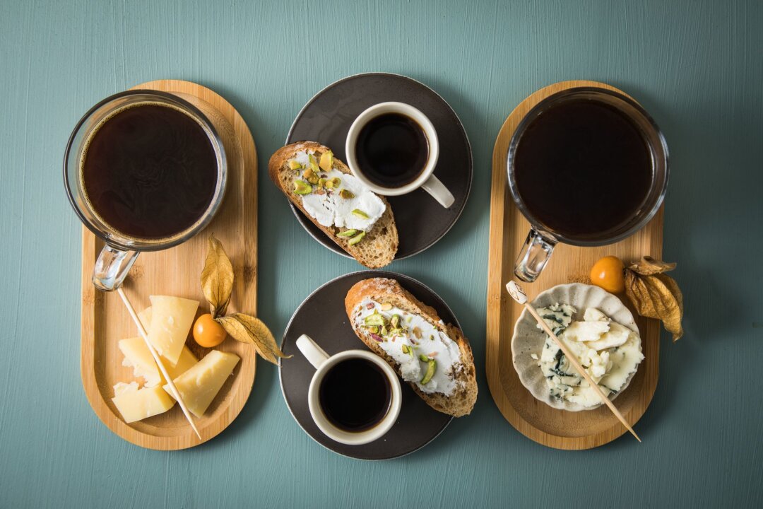 Sag Cheese! Warum Käse auch zu Kaffee passt - Klingt ungewöhnlich, aber passt: Zum Espresso oder Kaffee muss es nicht immer Süßes sein. Es passen etwa auch ein Le Gruyere, Ziegenfrisch- oder Blauschimmelkäse. 