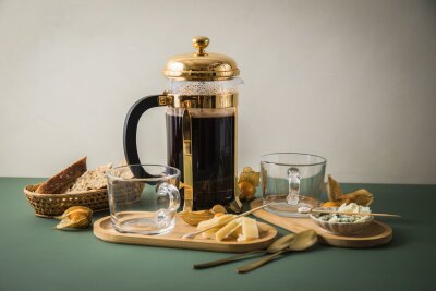 Sag Cheese! Warum Käse auch zu Kaffee passt - Starker Kaffee harmoniert vor allem mit kräftigen Käsesorten. So betont ein mittelstark gerösteter Arabica mit Schokoaroma und einem vollmundigen Gefühl am Gaumen herzhaften Gruyère oder Blauschimmelkäse. 