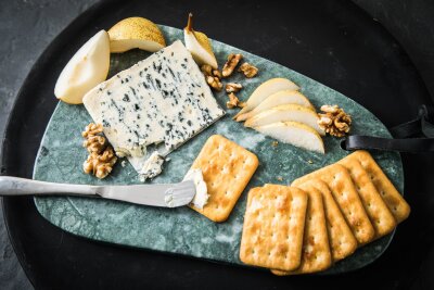 Sag Cheese! Warum Käse auch zu Kaffee passt - Harmoniert: Als Pairing zum Blauschimmelkäse passen Cracker, Walnüsse und Birnenspalten.