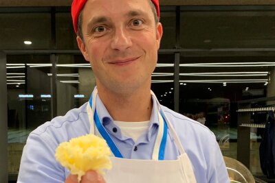 Sag Cheese! Warum Käse auch zu Kaffee passt - Menno Amstutz zeigt eine perfekt gehobelte Blume des Tête de Moine-Käses. Der Gewinner des diesjährigen Swiss Cheese Awards ist Inhaber einer von neun Schweizer Käsereien, die eine Lizenz haben, Tête de Moine zu produzieren.