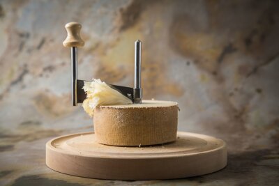 Sag Cheese! Warum Käse auch zu Kaffee passt - Extra für den Tête de Moine, auch Mönchskäse genannt, gibt es eine eigene Hobelvorrichtung, die sich Girolle nennt. 